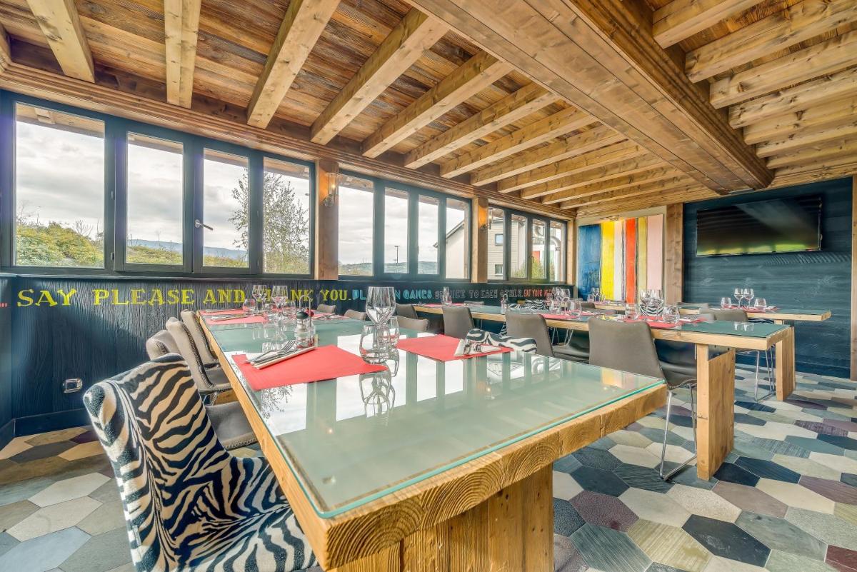 Coin salon dans l'établissement La Maison Rouge