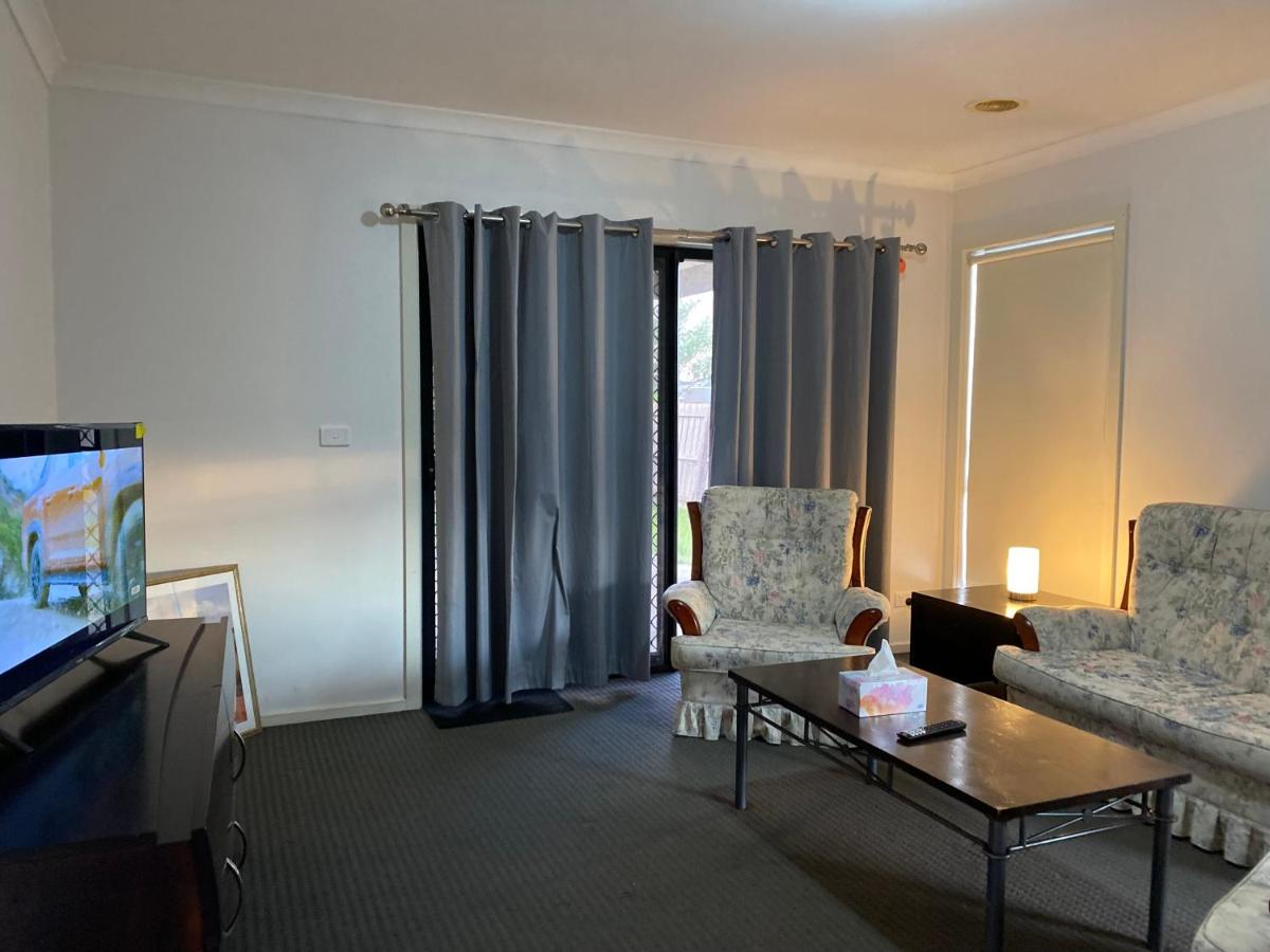 4 Beds-Whole House-Black Knight Way-Kuranjang-Less than 30 minutes From Melbourne international airport - Housity