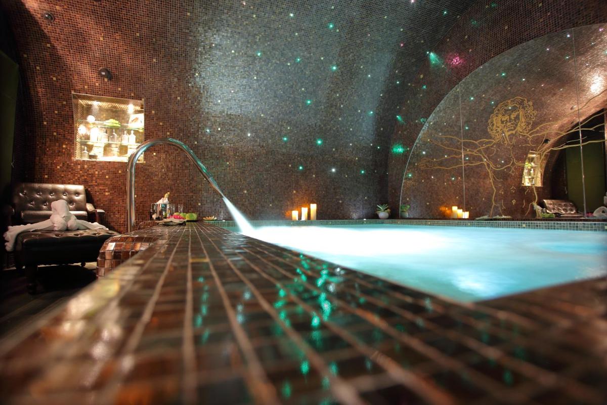 Piscine de l'établissement Hôtel Da Vinci & Spa ou située à proximité