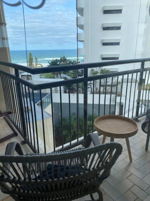 Fabulous Sea Views in the heart of Surfers - Housity