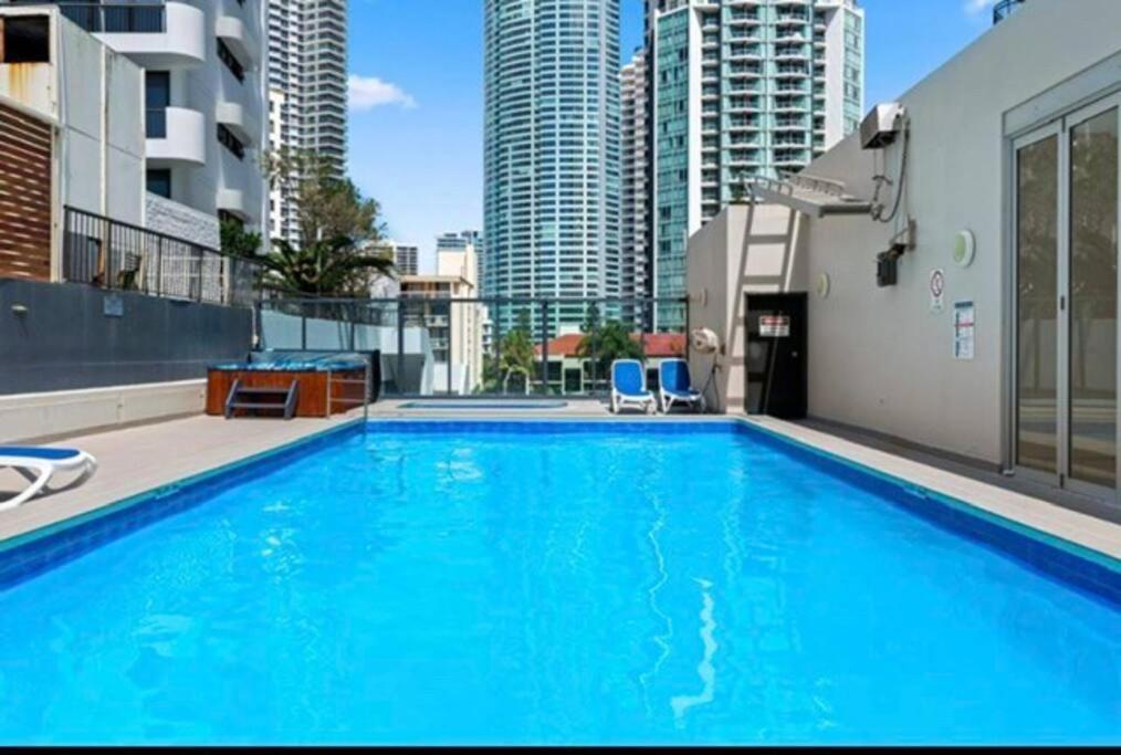 Fabulous Sea Views in the heart of Surfers - Housity