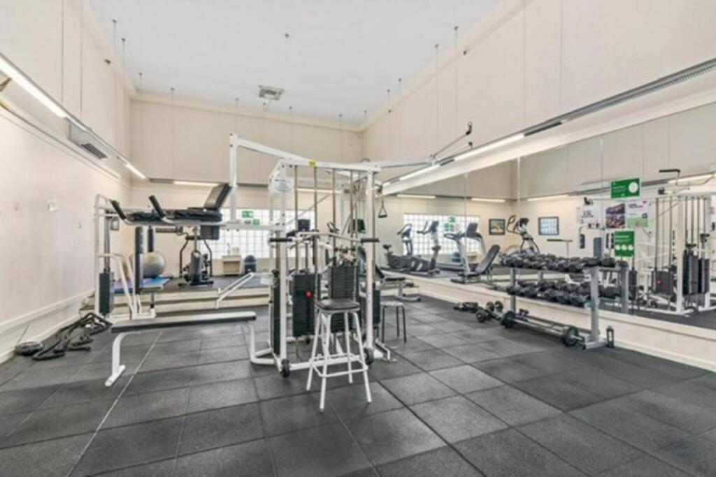 Fabulous Sea Views in the heart of Surfers - Housity