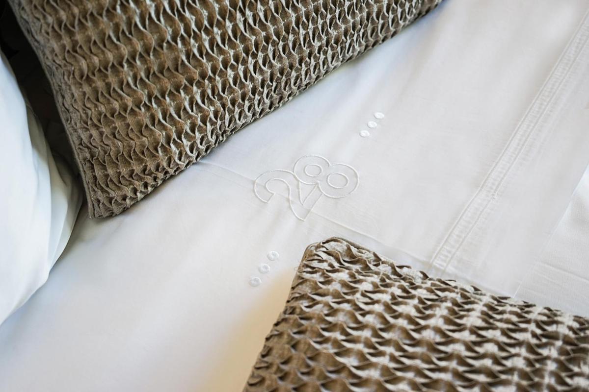 Un ou plusieurs lits dans un hébergement de l'établissement Hôtel Particulier Le 28 - Spa & Art Luxury Design by Alain Ducasse