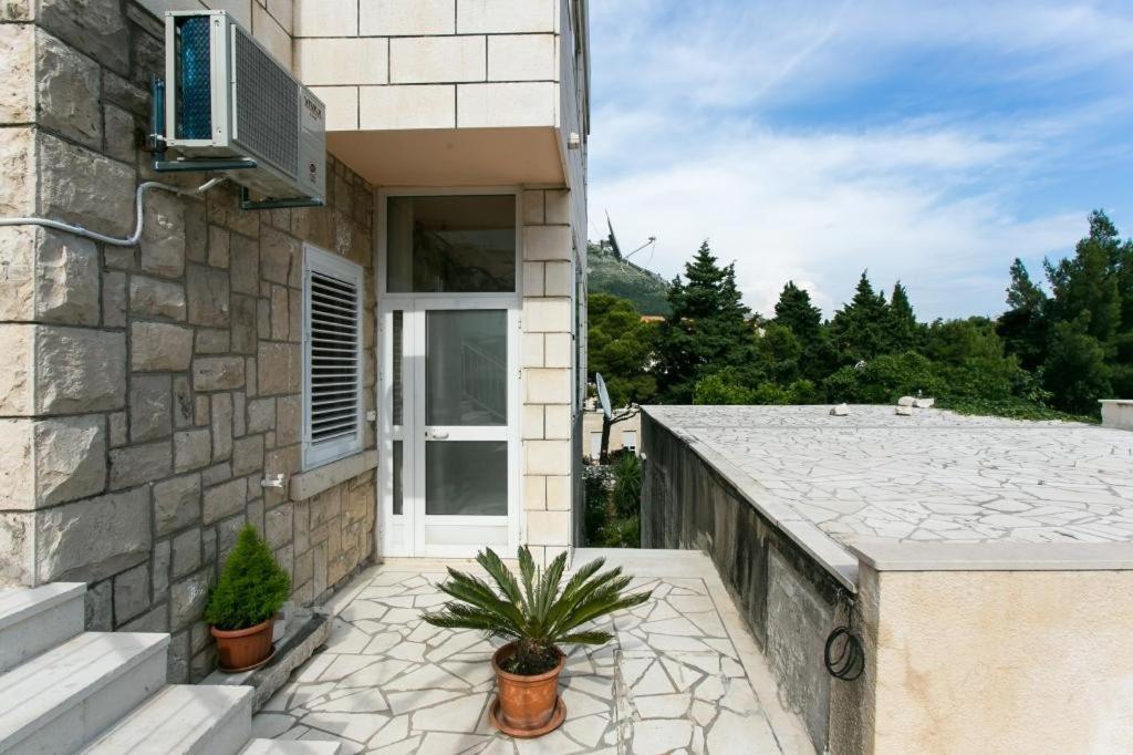 Yellow Room Guesthouse - Housity