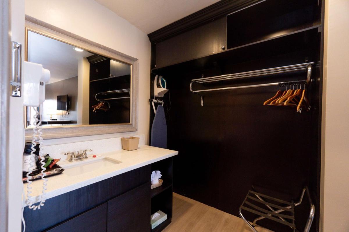 Super 8 by Wyndham Anaheim/Disneyland Drive - Housity