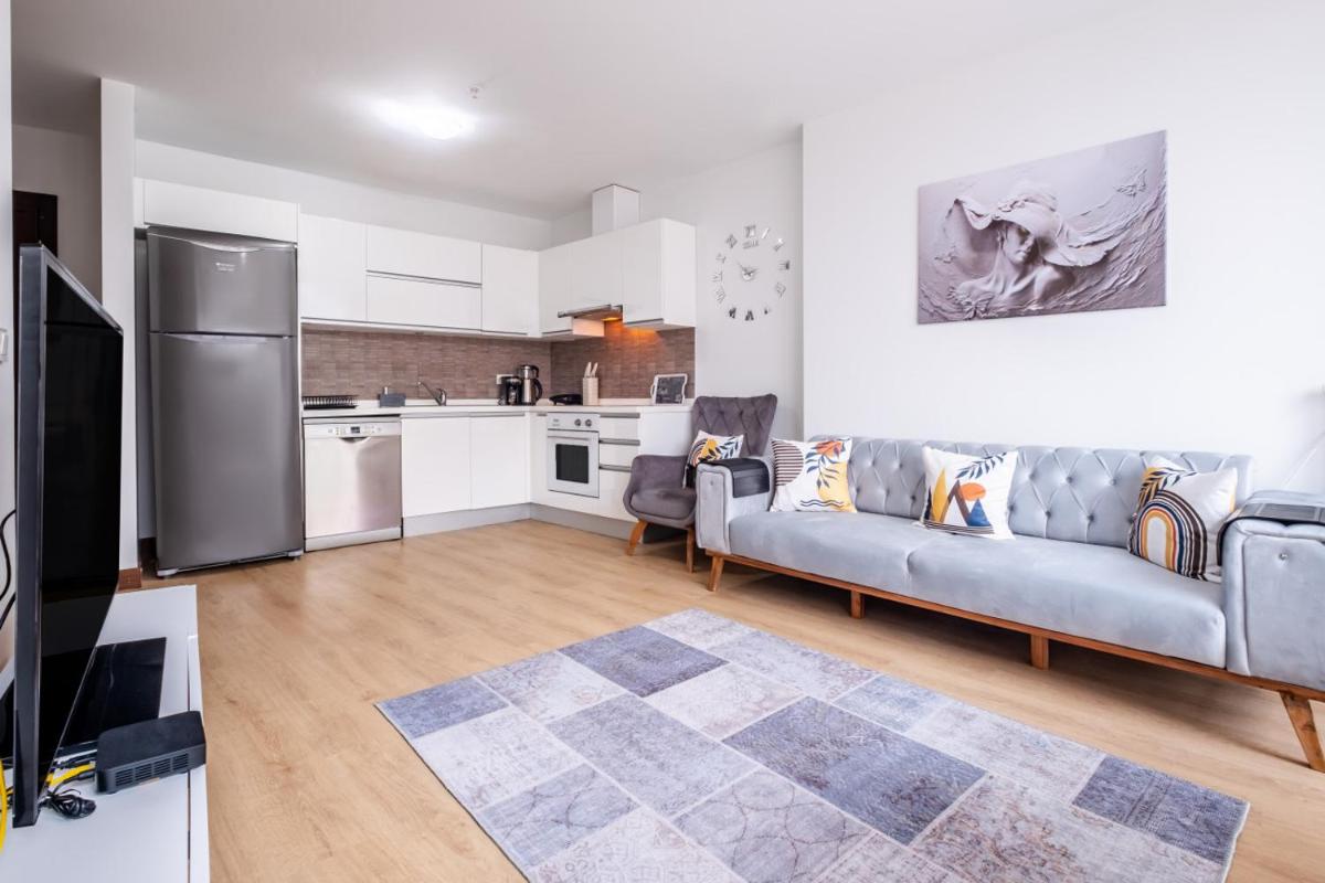 Charming Flat with City View in Atasehir - Housity