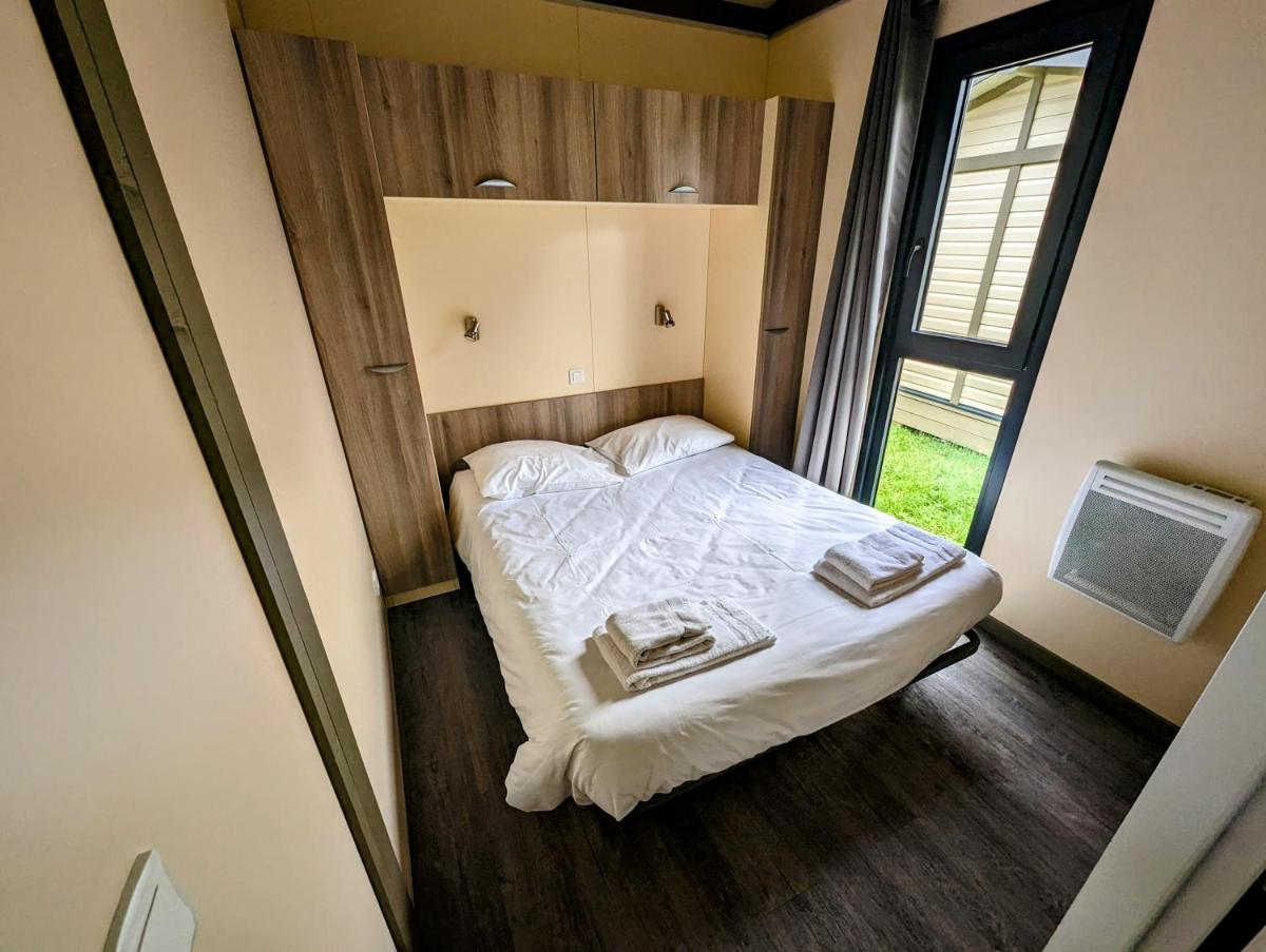 - un petit lit dans une petite chambre avec fenêtre dans l'établissement Lodge Hôtel & Spa Les Voiles du Grand Large, à Meyzieu 27 autres photos