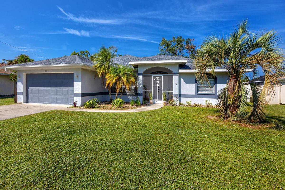 14 Bright Spacious 4 Bedroom Home with a Heated Pool - Housity