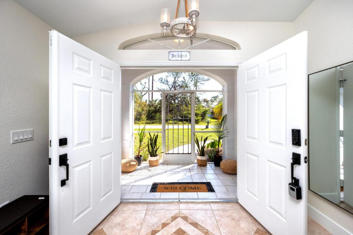14 Bright Spacious 4 Bedroom Home with a Heated Pool - Housity