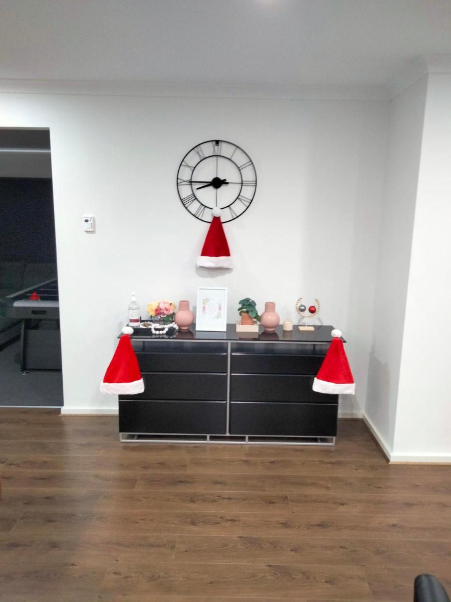 Modern and cosey 4 bedroom house walk to beach - Housity