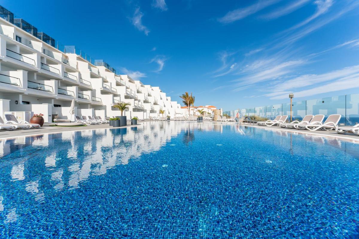 una gran piscina frente a un edificio en Occidental Roca Negra - Adults Only, en Agaete
