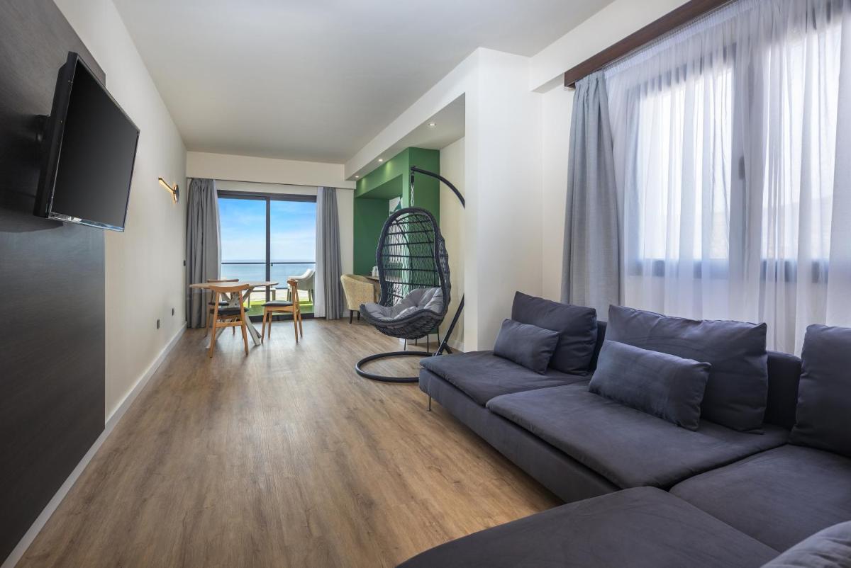 una sala de estar con un sofá y una mesa en Occidental Roca Negra - Adults Only, en Agaete