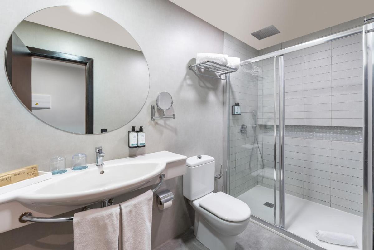 Un baño de Occidental Roca Negra - Adults Only