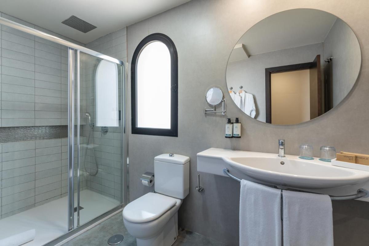 Un baño de Occidental Roca Negra - Adults Only