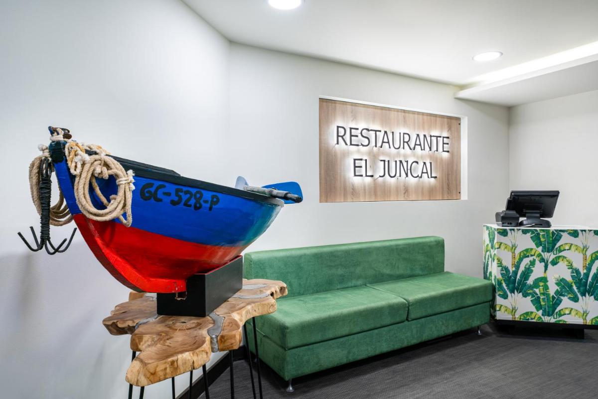 Zona de estar de Occidental Roca Negra - Adults Only