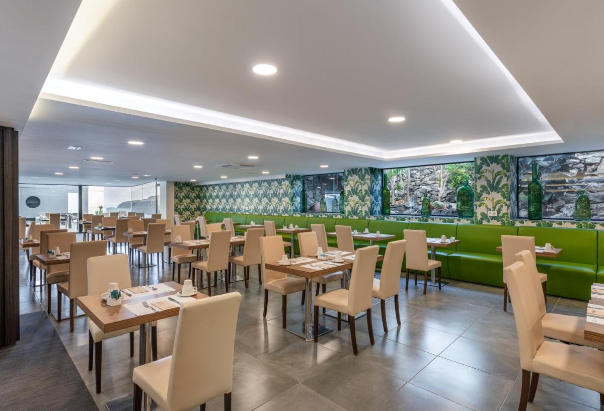 Un restaurante o sitio para comer en Occidental Roca Negra - Adults Only