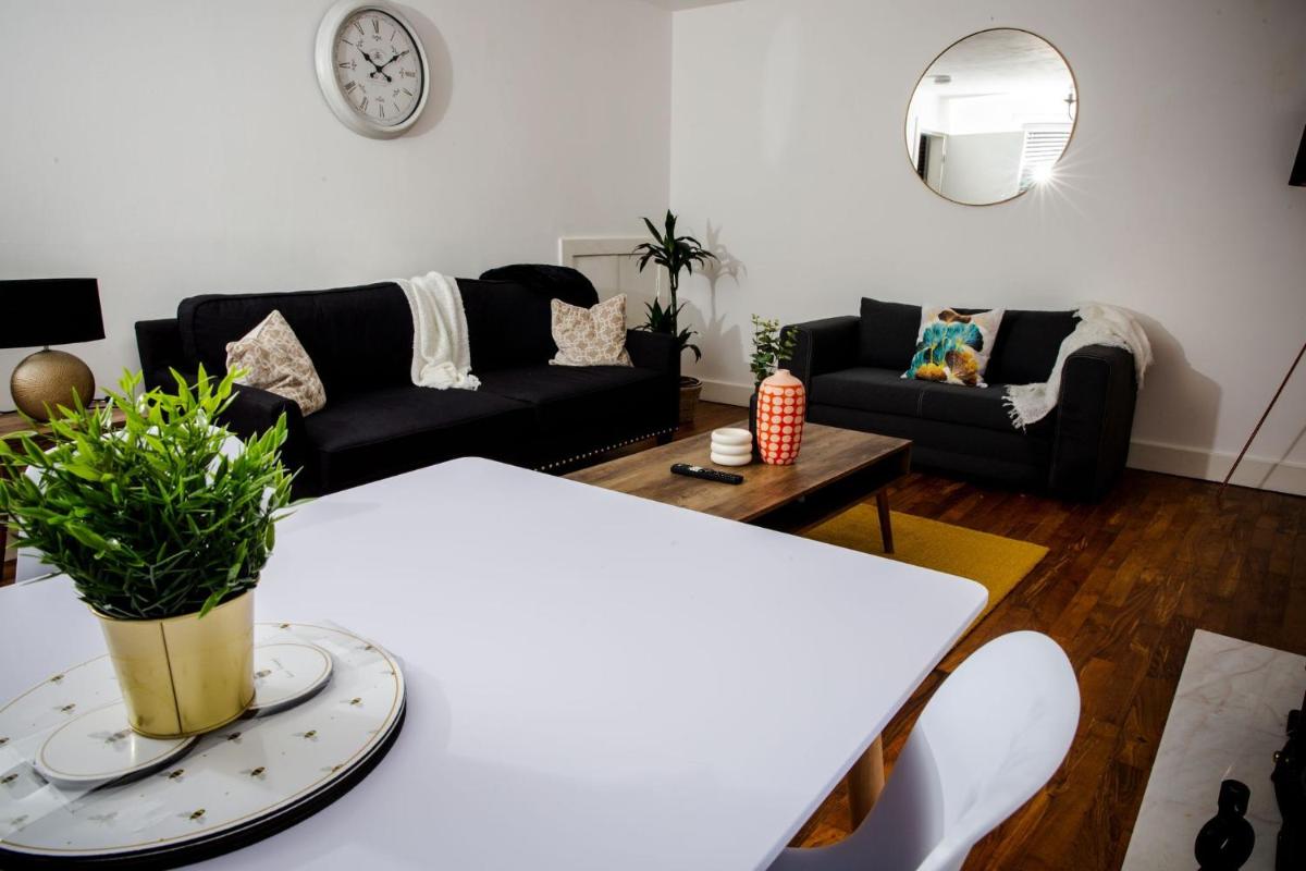 Tower Square House - Housity