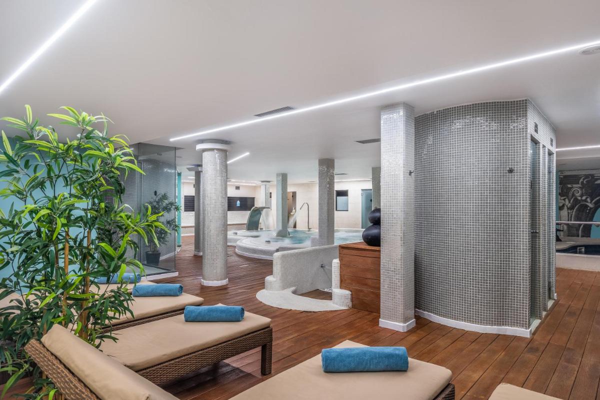 sala de estar con plantas y bañera en Occidental Roca Negra - Adults Only, en Agaete