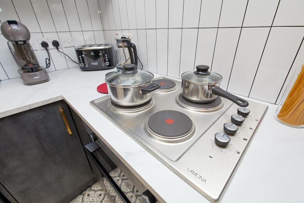 Sleek & Stylish Contemporary 2-Bed Oasis - Housity