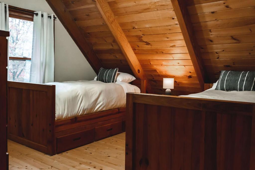 Serenity Ridge Cabin at 36 North - Hot Tub - Housity