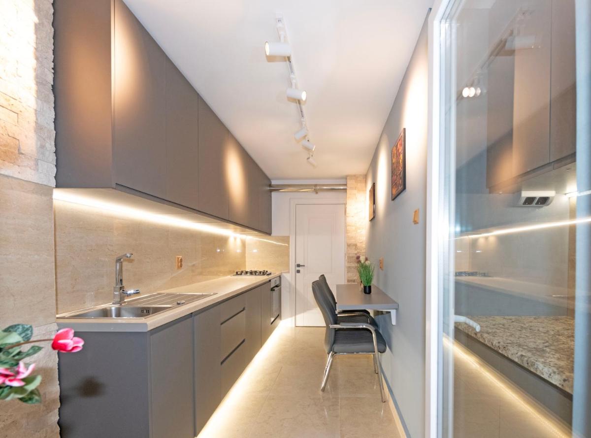 Craiova's City Centre Penthouse - Housity