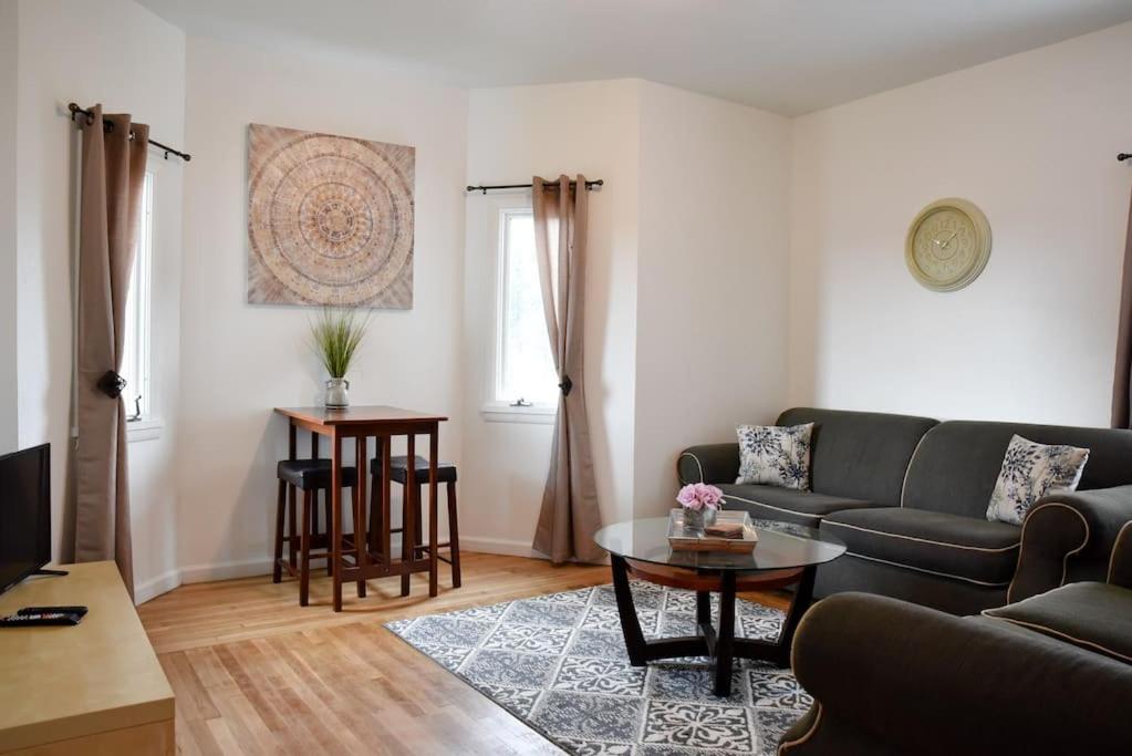 Cozy & Family Friendly Pittsburgh Home Sleeps 6 - Housity