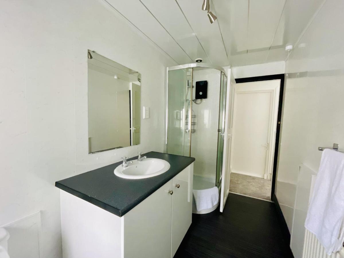 The Bookcase - Cinema room, Hot Tub, Kids play area, Sandy Beach - Housity