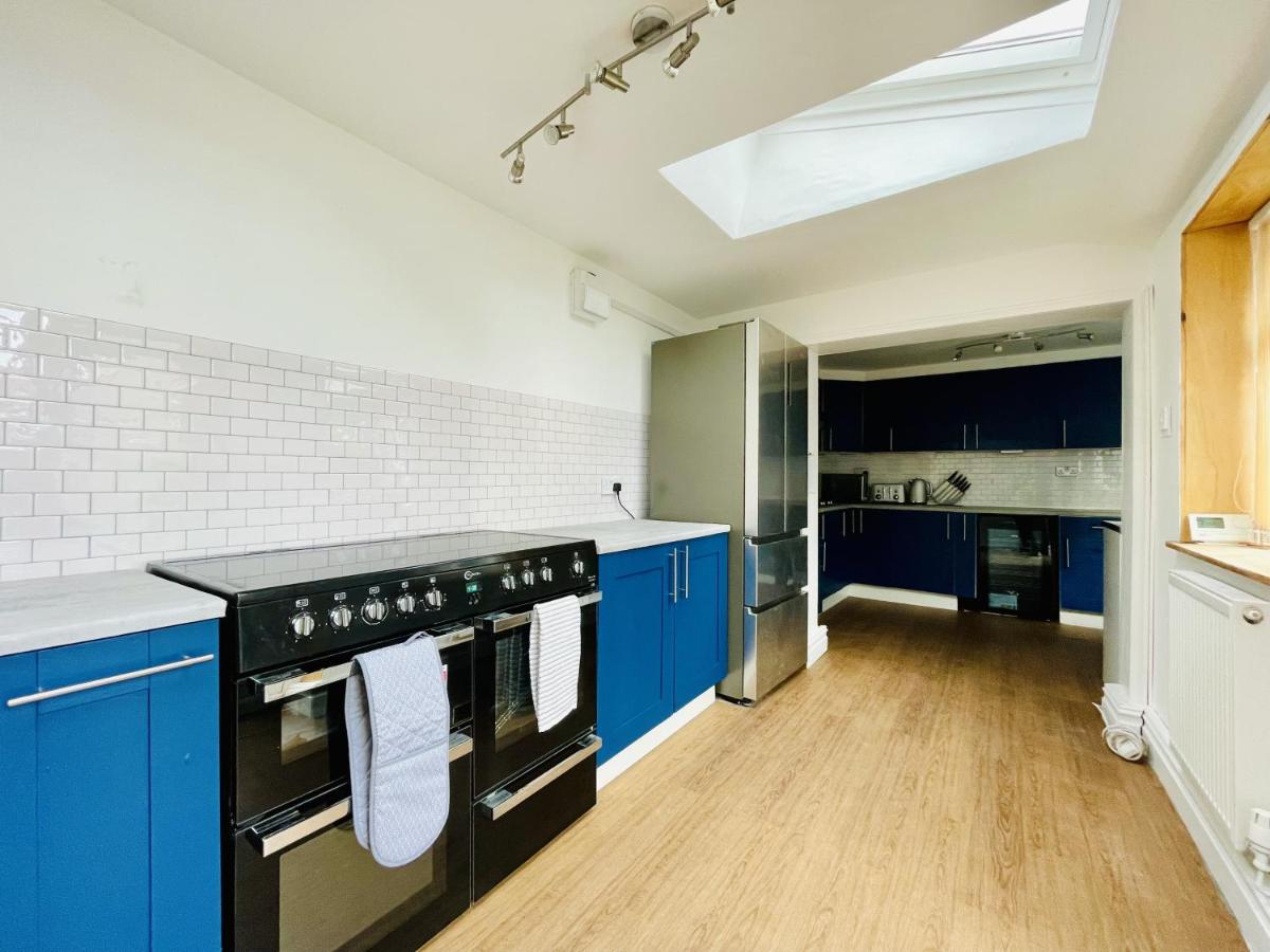 The Bookcase - Cinema room, Hot Tub, Kids play area, Sandy Beach - Housity