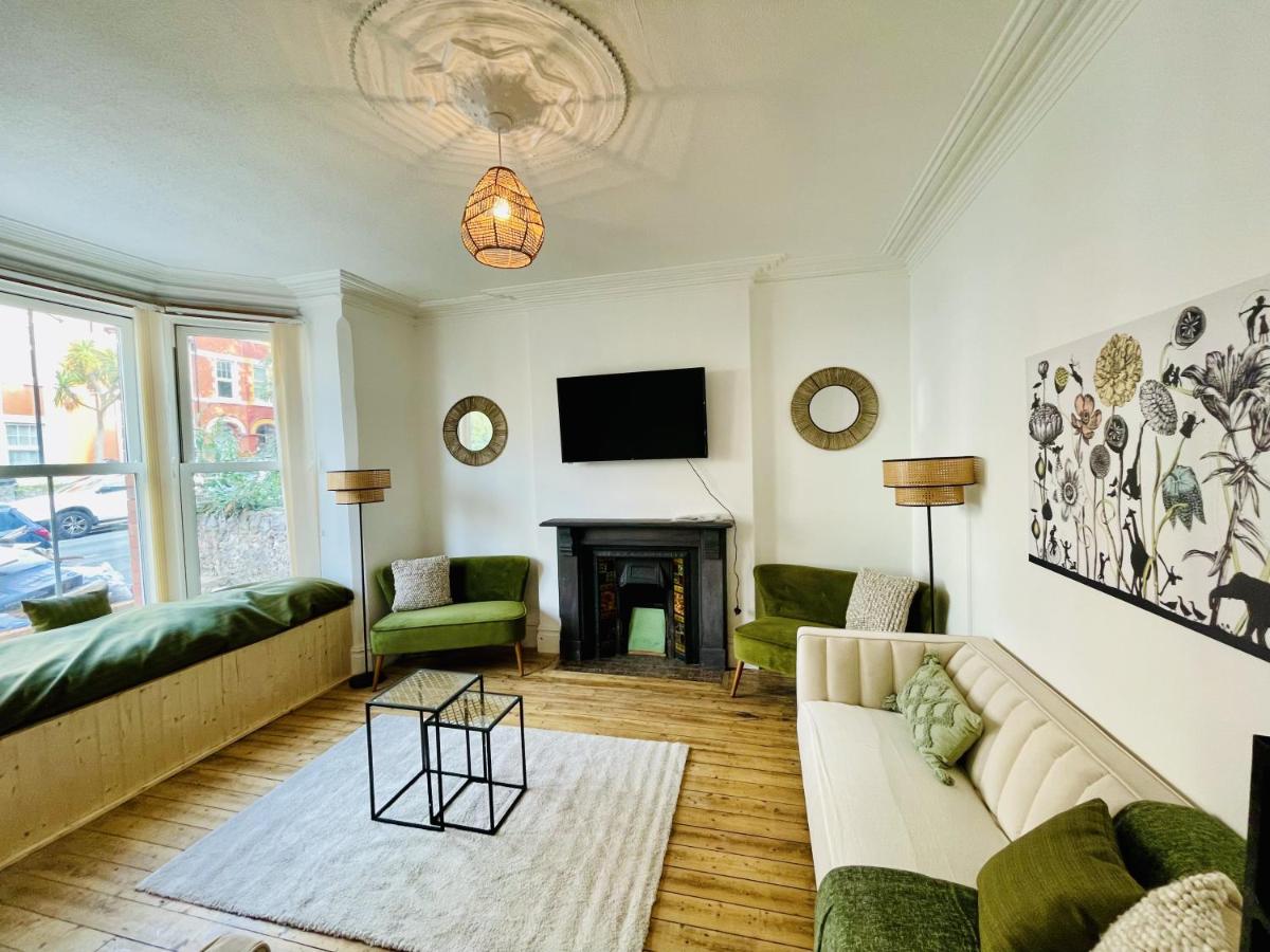 The Bookcase - Cinema room, Hot Tub, Kids play area, Sandy Beach - Housity