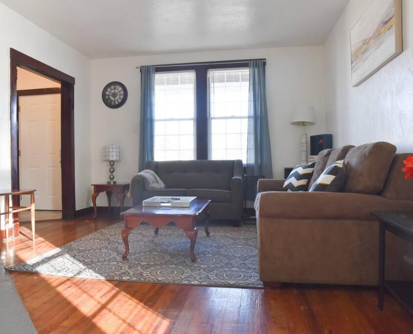 Beautiful 3 Bedroom Home Cozy Front and Back Porch - Housity
