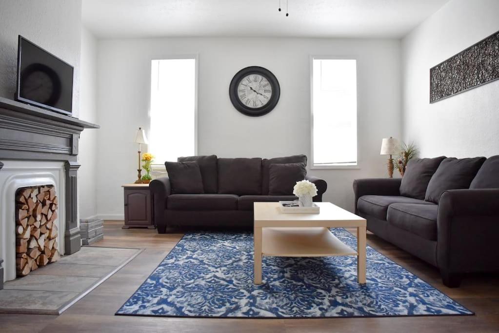 Stunning Big Home Near Downtown North Shore & More - Housity