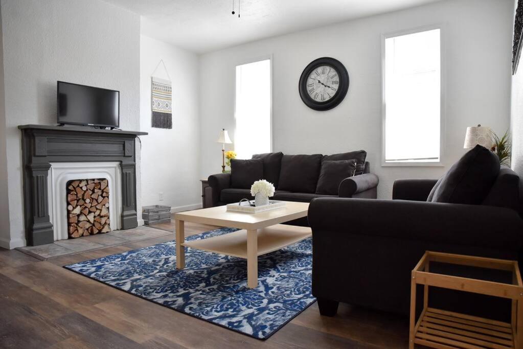 Stunning Big Home Near Downtown North Shore & More - Housity