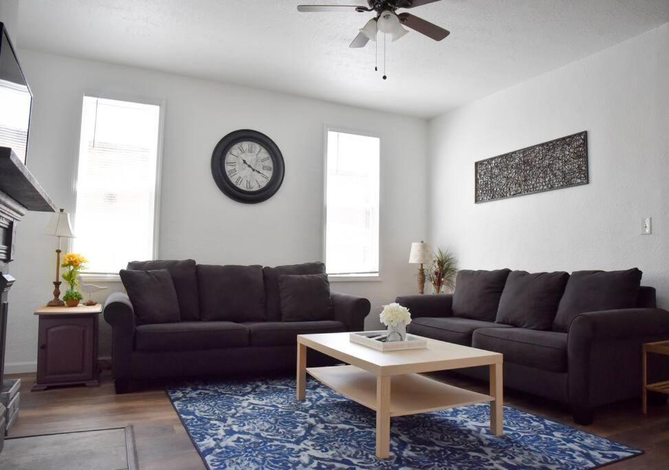 Stunning Big Home Near Downtown North Shore & More - Housity