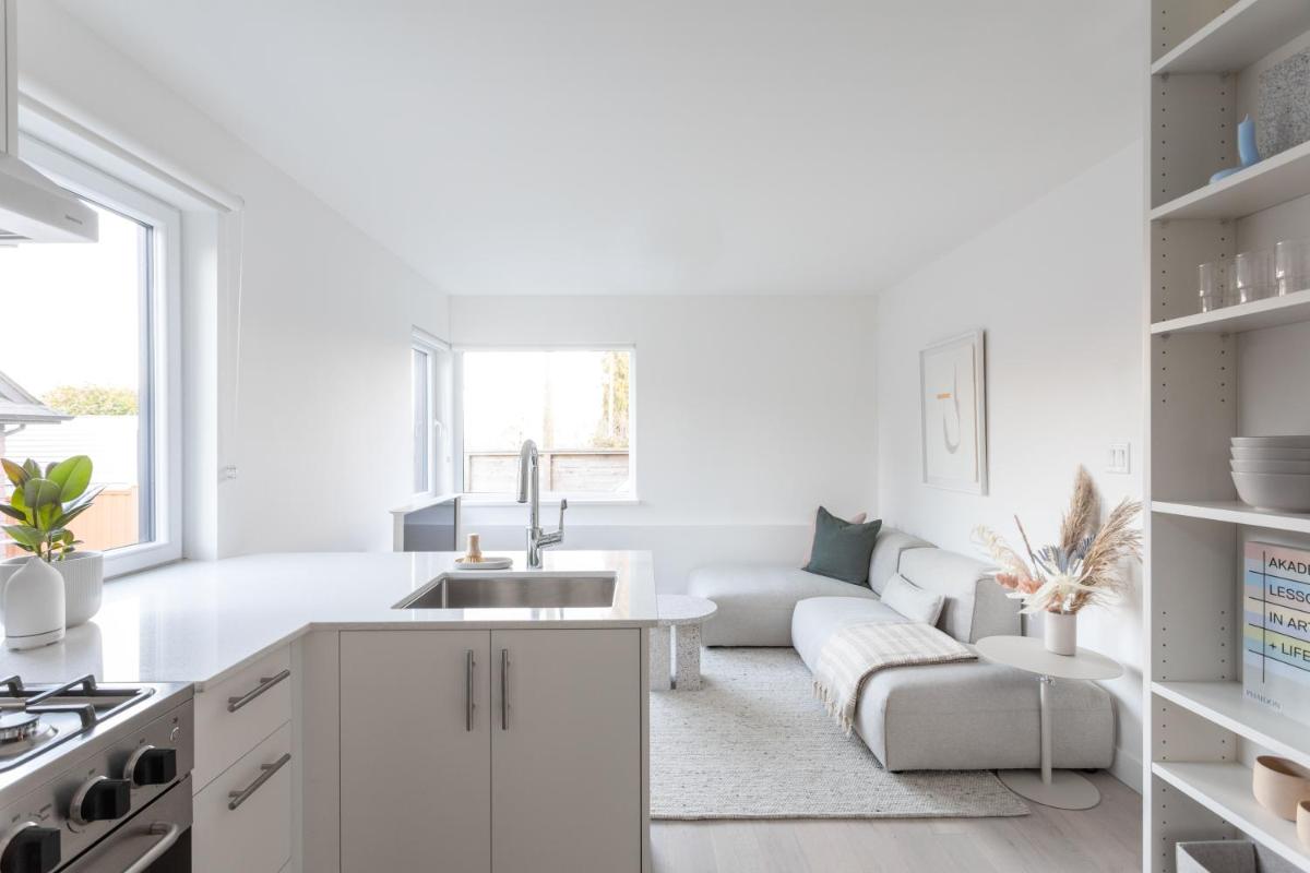 Lovely 2 Bedroom Guest House in East Vancouver - Housity