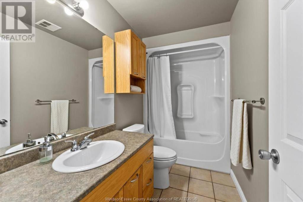 3 Bedroom basement unit with Free Parking , WiFi. - Housity
