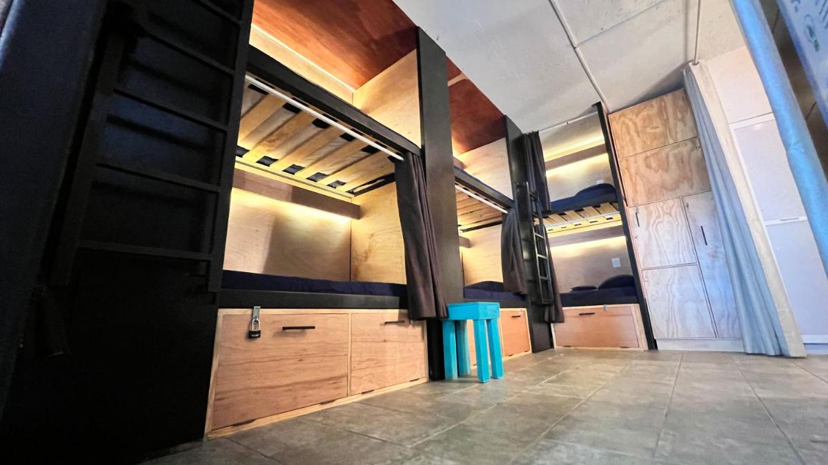Jet's Gay Youth Hostel - Housity