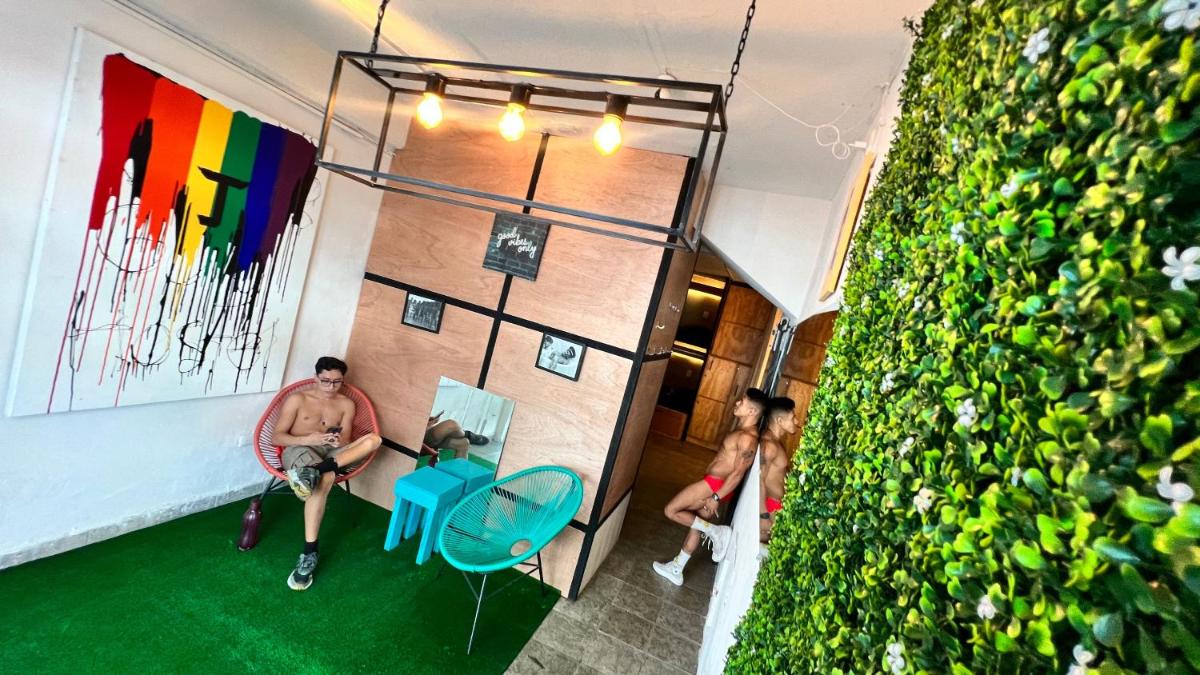 Jet's Gay Youth Hostel - Housity