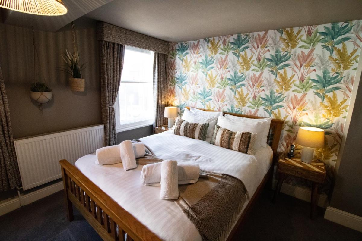 The Wheatsheaf Pub, Kitchen & Rooms - Housity