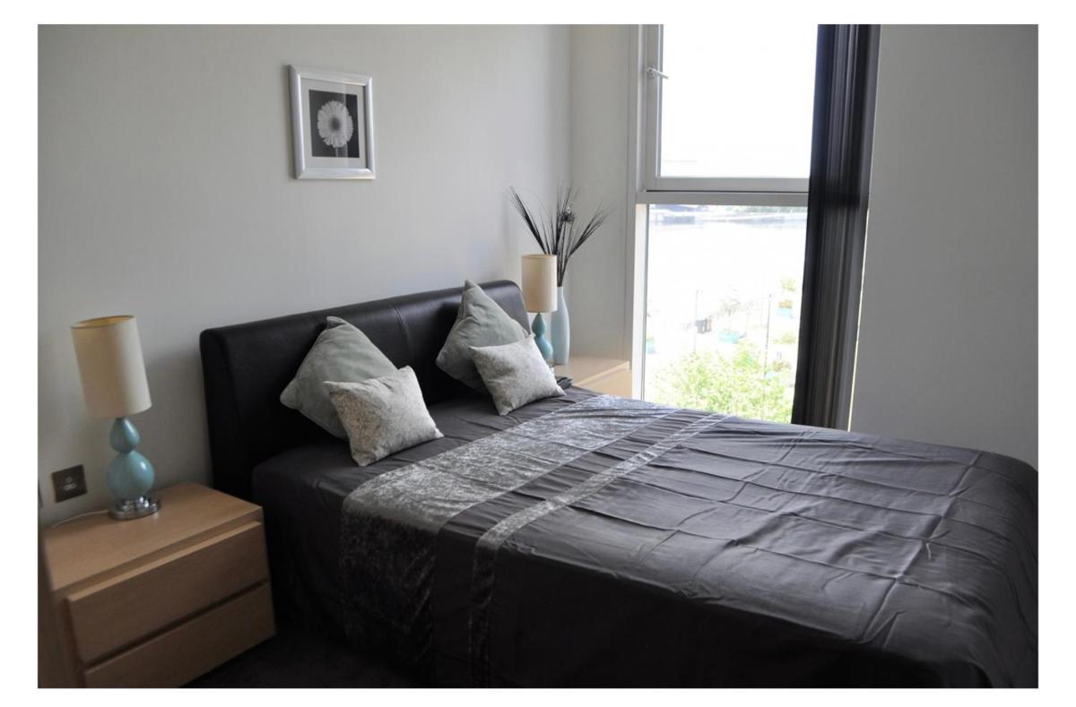 Private room in 2 bed luxury flat in the heart of Media city Salford quays - Housity