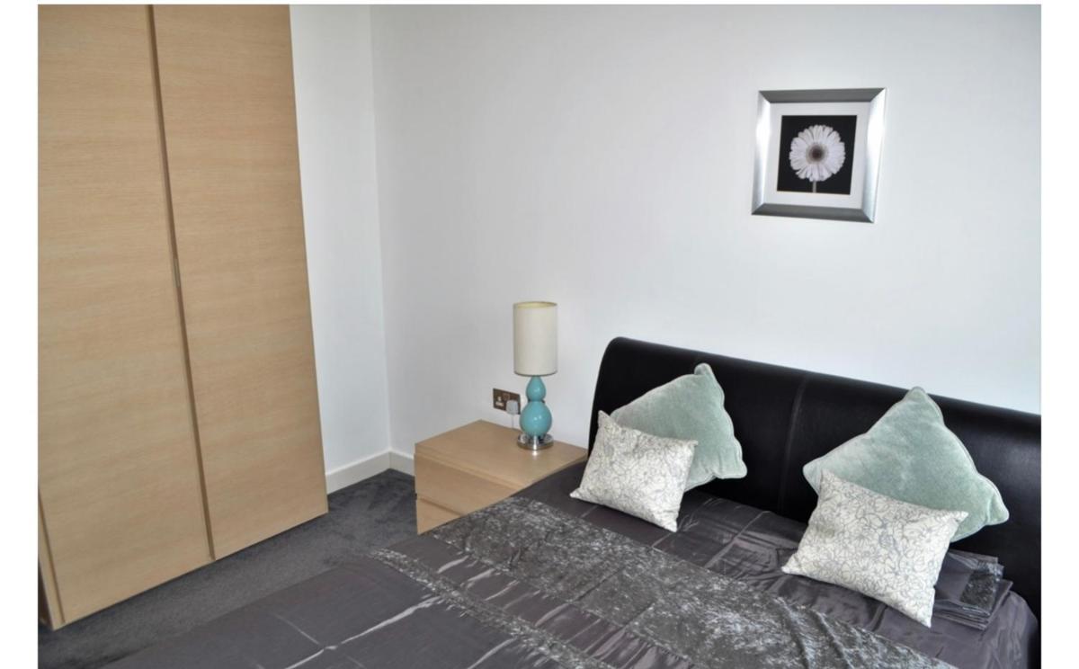 Private room in 2 bed luxury flat in the heart of Media city Salford quays - Housity