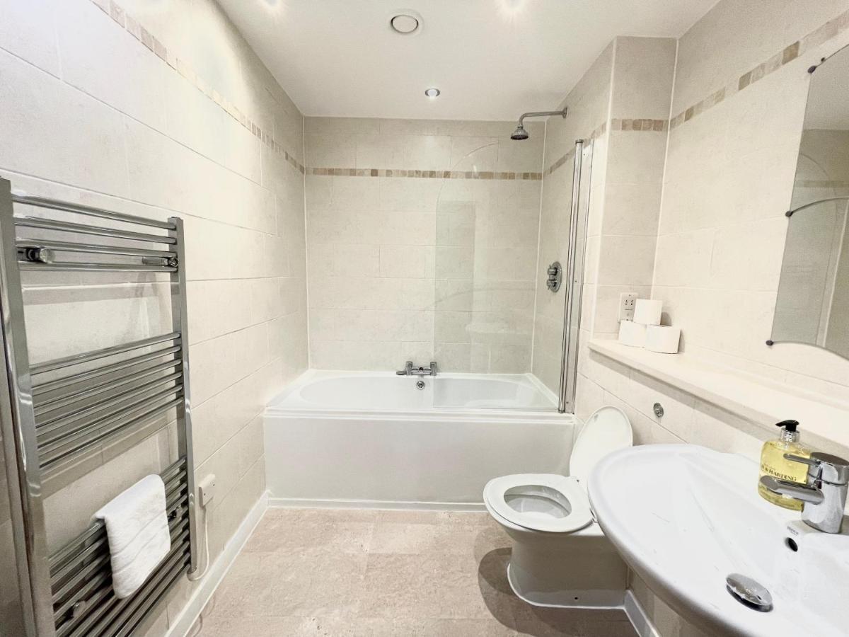 Lovely 2 - bedroom condo in Manchester City centre - Hizvo