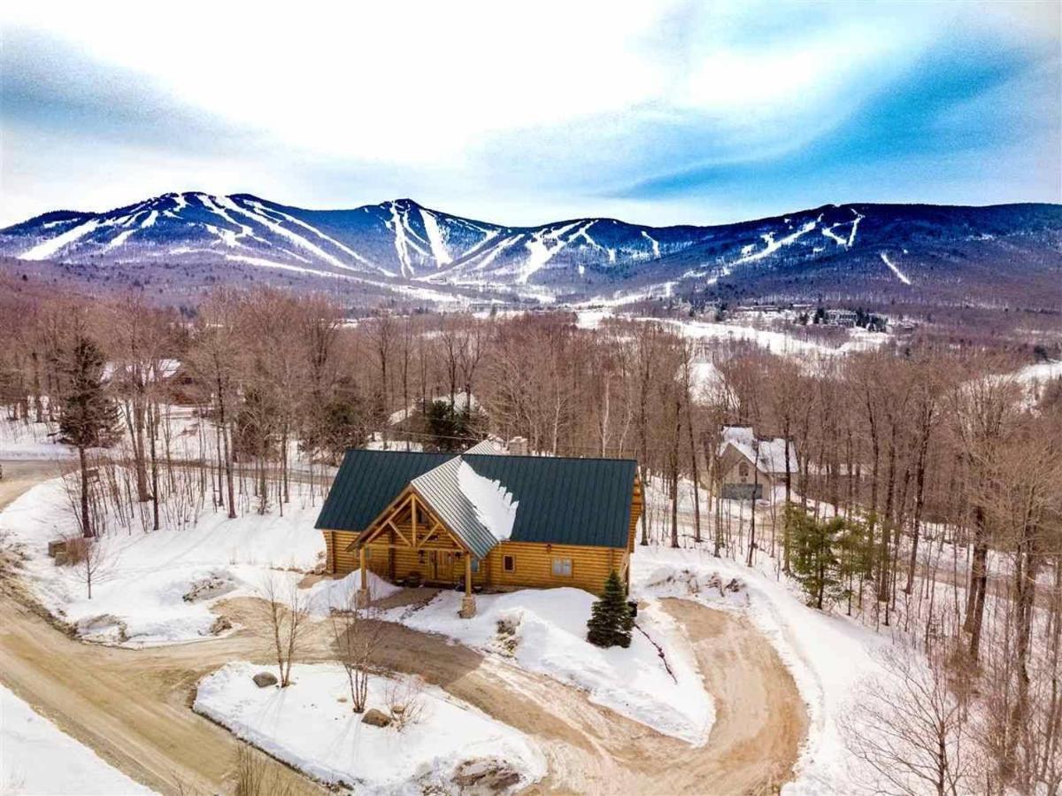 Enjoy this stunning Log home with open floor plan and tons of natural lighting Ridgetop - Housity
