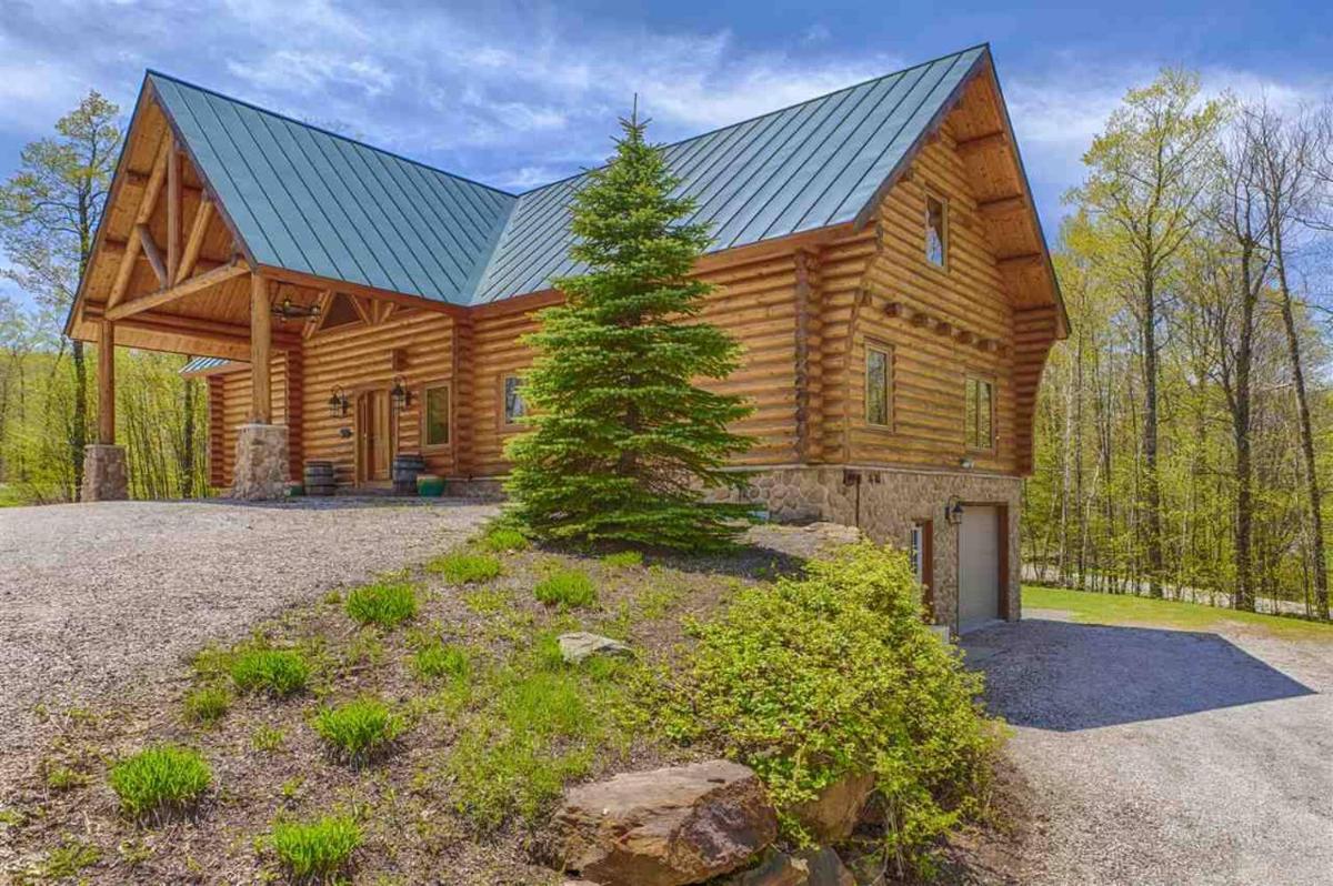 Enjoy this stunning Log home with open floor plan and tons of natural lighting Ridgetop - Housity