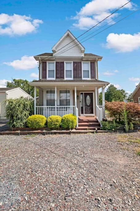 Stylish, entire 3-bedroom, 1.5 bath, single house. - Housity