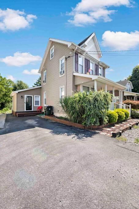 Stylish, entire 3-bedroom, 1.5 bath, single house. - Housity
