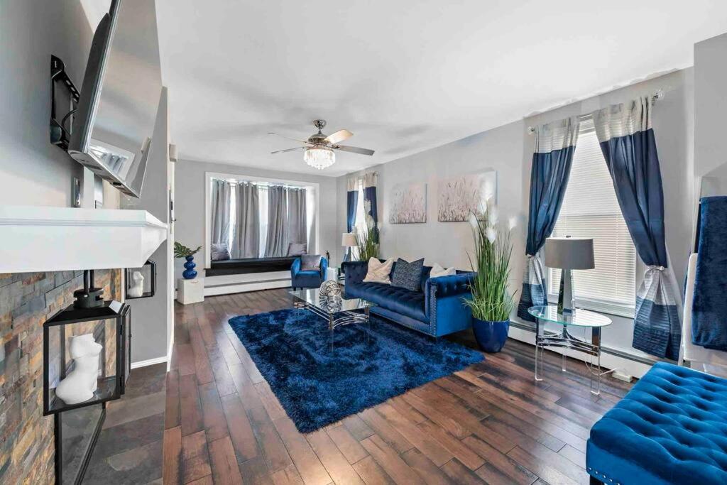 Stylish, entire 3-bedroom, 1.5 bath, single house. - Housity