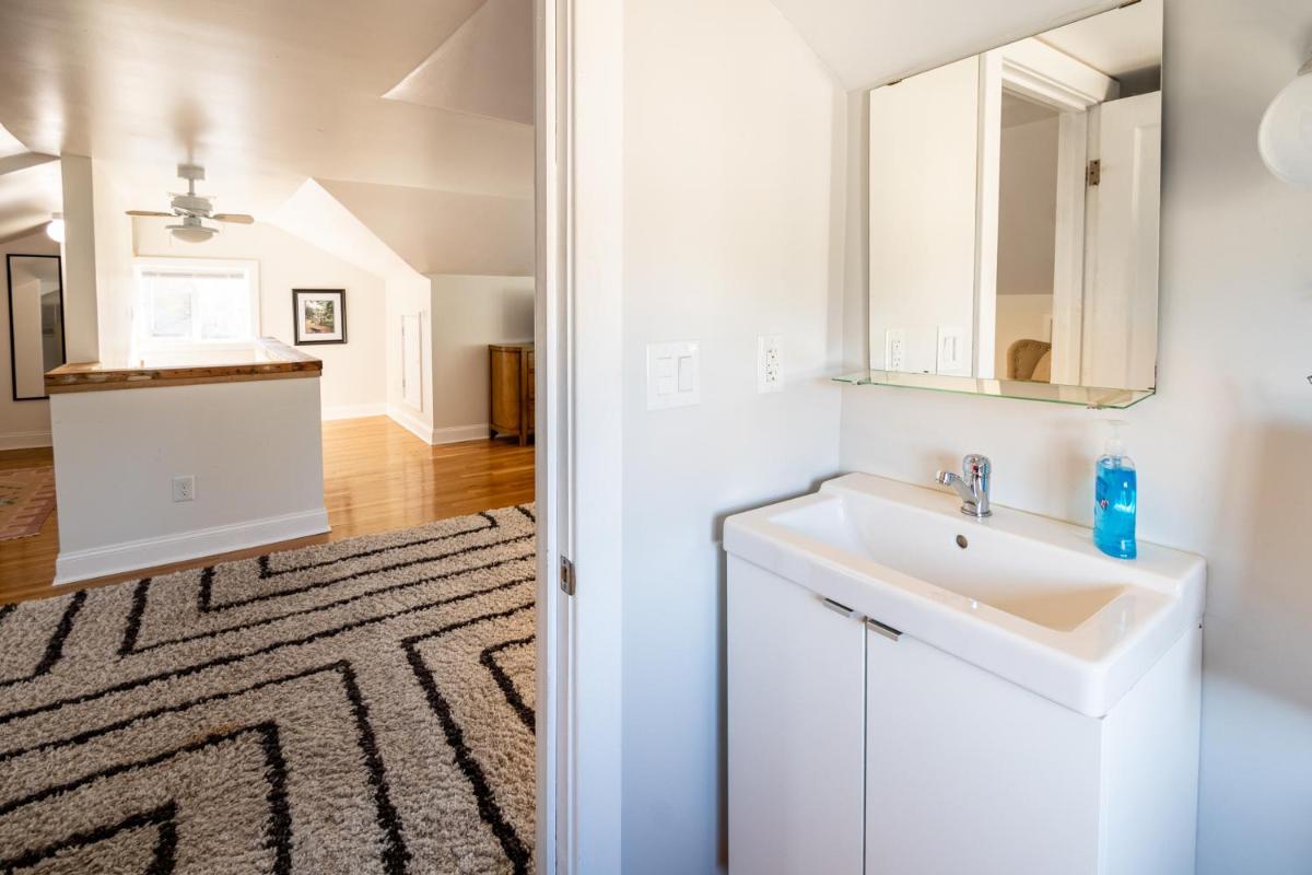 Contemporary 3-Bedroom Home with Balcony in RVA - Housity