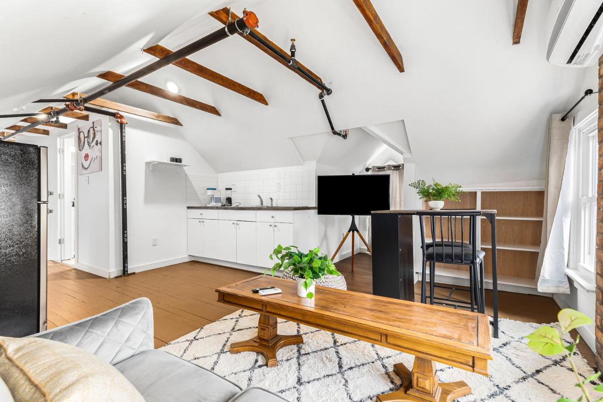 Stately Studio Apartment - Housity