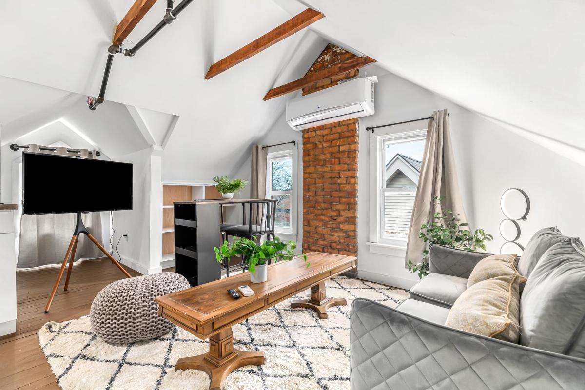 Stately Studio Apartment - Housity