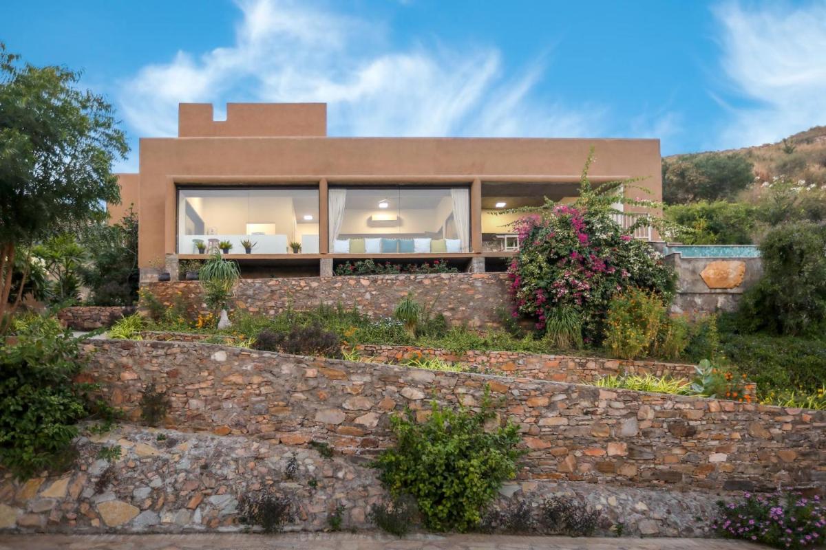 StayVista's Sage Scenery - Mountain-View Villa with Infinity Pool & Terrace - Housity